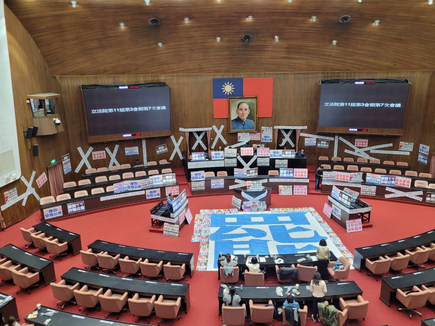 KMT legislators criticizing DPP policies at press conference